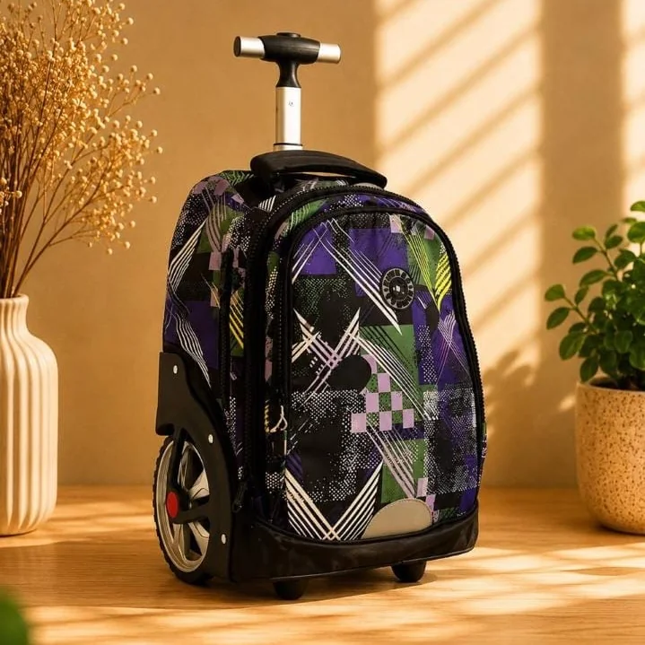 Cartable à roulettes motif géométrique – vue de face Cartable à roulettes noir et violet motif géométrique – vue de face